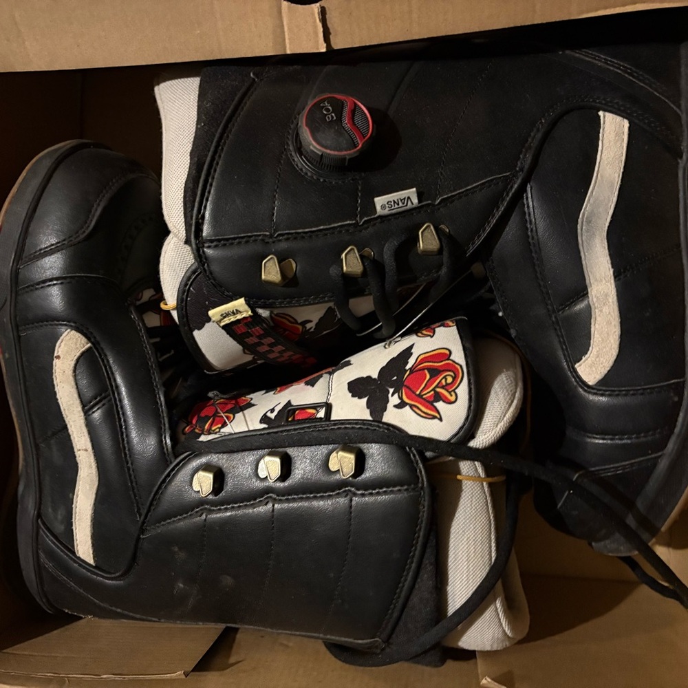Snowboard boots